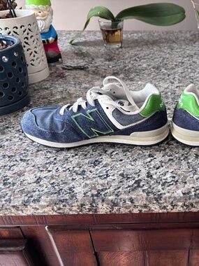 New Balance 574 Big Boys / Kids Size 4, EUC,  navy / lime green
